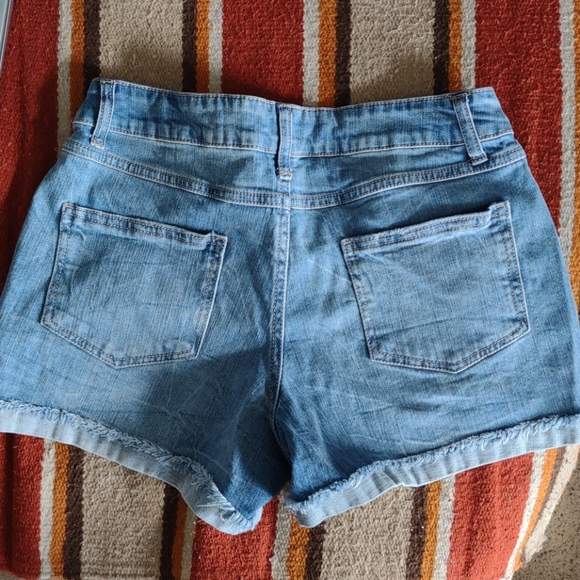 Time and Tru Ladie's Denim Shorts - Picture 2 of 7
